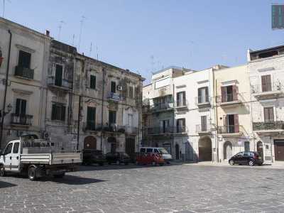 Lo avevamo scritto l'anno scorso: a Bari un terzo dei beni confiscati alla mafia e assegnati ad associazioni culturali sono di fatto abbandonati perch� necessitano di costose ristrutturazioni. Una triste tendenza che per� negli ultimi mesi sta subendo una battuta d'arresto in piazza San Pietro, nel borgo antico, luogo simbolo della lotta alla malavita